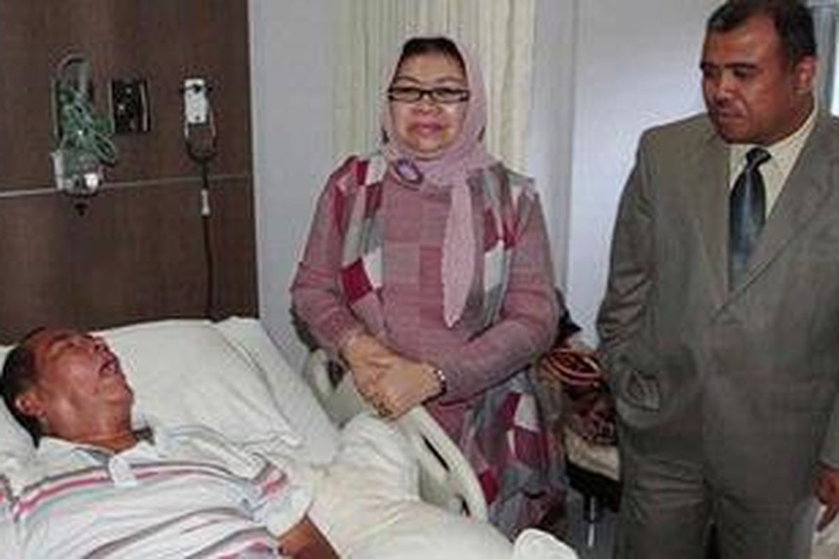 Menkum HAM Patrialis Akbar melihat secara langsung kondisi Mantan Bupati Kutai Kertanegara, Syaukani HR yang tergolek lemah didampingi istri Syaukani (kiri) di RSCM, Jakarta Pusat, Jumat (20/8/2010). Patrialis dan Deny mendatangi RSCM, Jumat (20/8/2010).