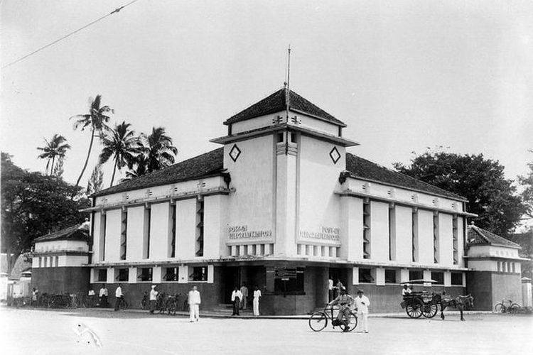 Kantor Pos dan Telegraf di Tegal, sekitar 1926. Tan Hong Boen, penulis dan jurnalis kelahiran Slawi, Kabupaten Tegal, pada 1905. Ayahnya bernama Tan Boeng Keng.