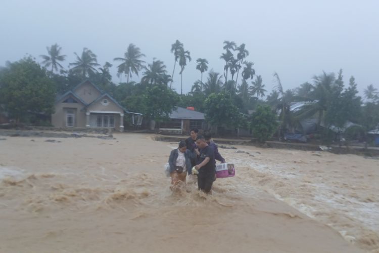 Detik-detik Warga Bertaruh Nyawa Lewati Jalan Putus Akibat Banjir di Padang