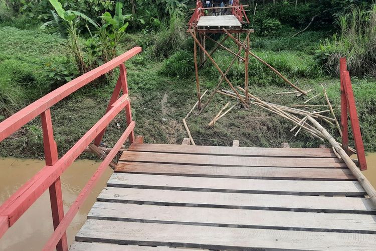 Jembatan merah penghubung antar kecamatan di Blora ambrol pada Rabu (17/11/2021)