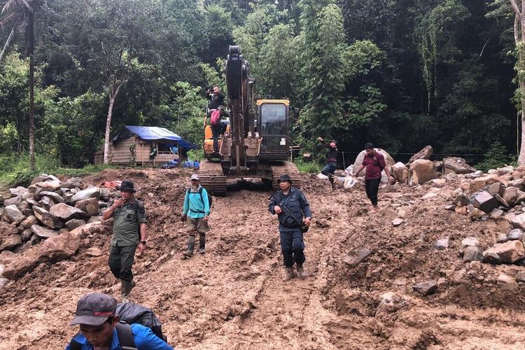 Salah satu alat berat tambang emas ilegal di kawasan Hutan Produksi (HP) Boliyohuto Provinsi Gorontalo yang diamankan tim gabungan dari Polisi Militer Angkatan Darat, Polda, Kejaksaan Tinggi dan Kesatuan Pengelolaan Hutan (KPH) Wilayah VI Dinas Lingkungan Hidup dan Kehutanan Provinsi Gorontalo.