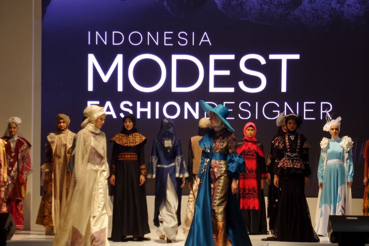 Parade busana para desainer modest wear yang ditampilkan pada opening ceremony Indonesia Modest Fashion Week (2019).