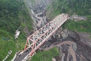 Menteri PU Pastikan Jembatan Gladak Perak Lumajang Aman, Meski Ada Sisa Abu Vulkanik