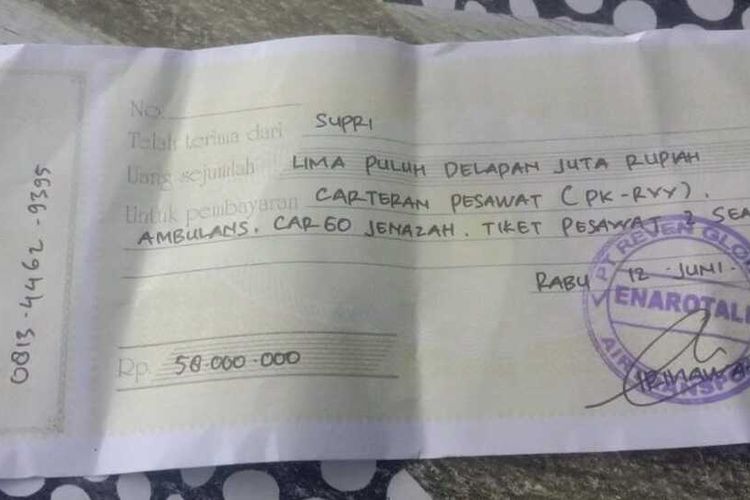 KUITANSI PEMBAYARAN: Keluarga korban penembakan kelompok kriminal bersenjata (KKB) Papua memperlihatkan kuitansi pembayaran pemulangan jenazah ke Sulawesi Selatan, Jumat (14/6/2024).