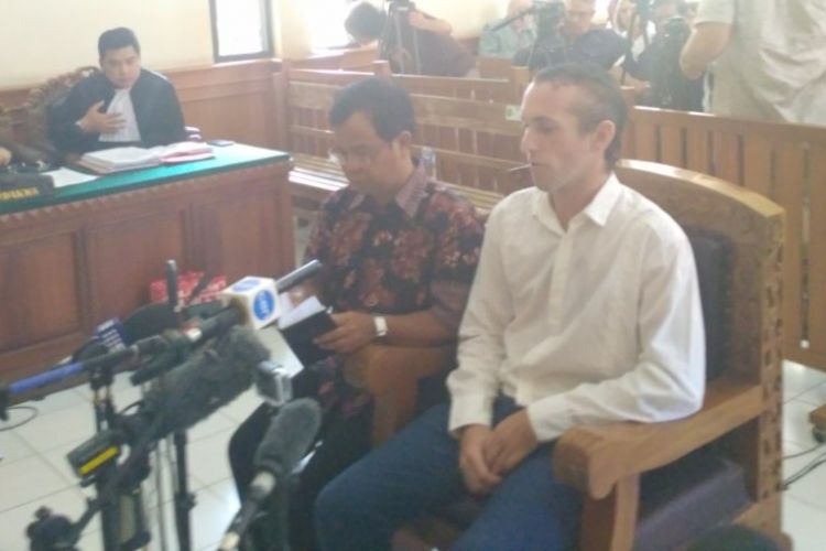 James Taylor (kanan) saat menjalani sidang vonis di PN Denpasar, Senin (13/3/2017)