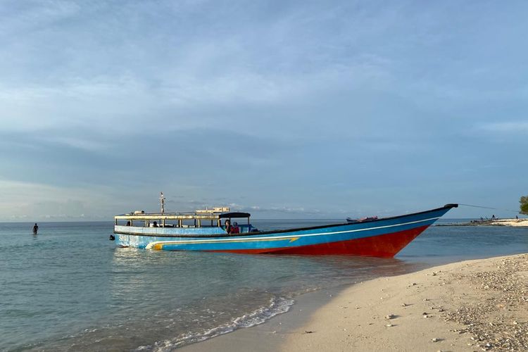 Perahu yang mengantar wisatawan untuk snorkeling atau melihat matahari terbenam di Pulau Nailaka, Kepulauan Banda, Maluku.