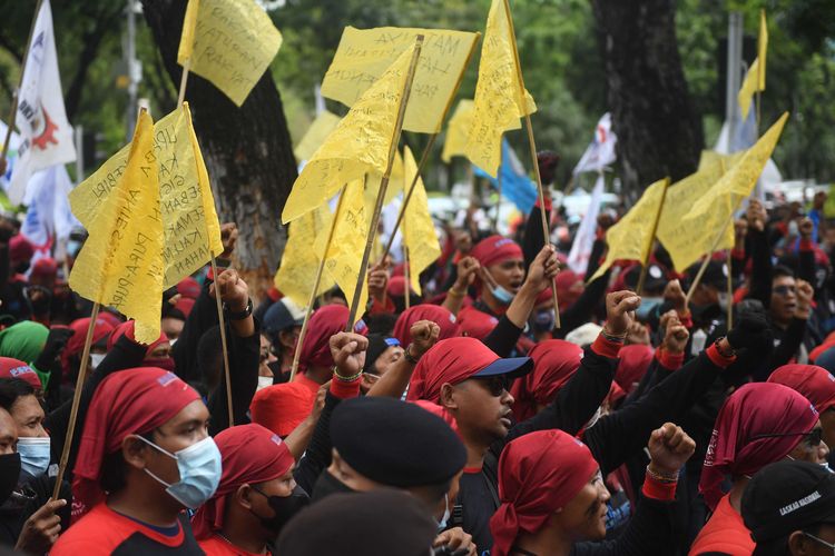 Sejumlah buruh menggelar aksi unjuk rasa menolak upah minimum provinsi (UMP) di depan Balai Kota DKI Jakarta, Senin (29/11/2021). Mereka menolak UMP DKI Jakarta yang hanya naik Rp37.749 atau sekitar 0,8 persen saja dibandingkan tahun lalu. ANTARA FOTO/Akbar Nugroho Gumay/aww.