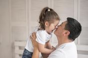Anak Angkat Memakai Nama Ayah Angkat, Bagaimana Ketentuan Islam?