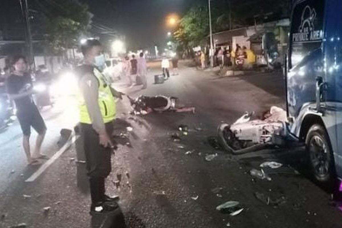 Petugas kepolisian saat mengamankan sekitar lokasi kejadian usai kecelakaan terjadi di Jalan Raya Driyorejo, Gresik.