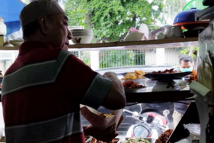 Pengurus warung makan Raos sedang menyiapkan pesanan, Rabu (15/2/2023). (KOMPAS.com/XENA OLIVIA)