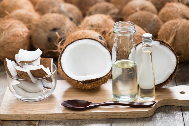 Ilustrasi minyak kelapa murni atau virgin coconut oil (VCO). Minyak kelapa mengandung asam laurat yang berkontribusi memberikan sejumlah manfaat kesehatan Anda, terutama untuk kulit.