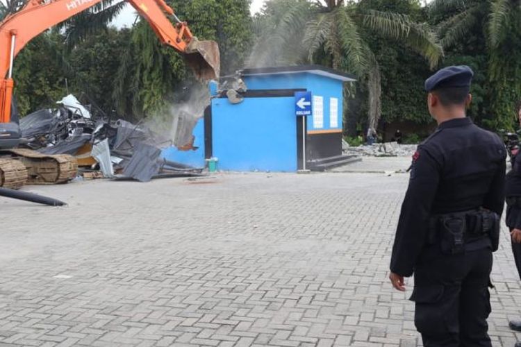 Polda Sumut bersama tim gabungan lainnya menghancurkan diskotek di Desa Namo Rube Julu, Kecamatan Kutalimbaru, Kabupaten Deliserdang, Jumat (15/12/2023).