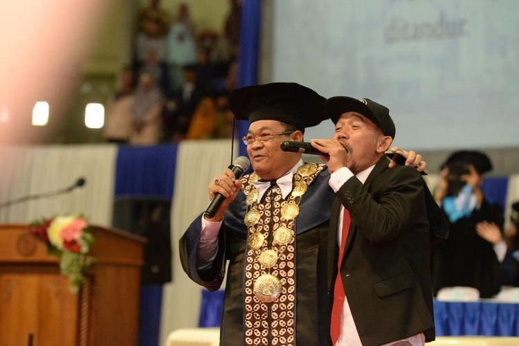 Rektor UNY Sutrisna Wibawa bernyanyi hip hop di acara wisuda (29/6/2019), masih dengan toga dan segala atributnya.