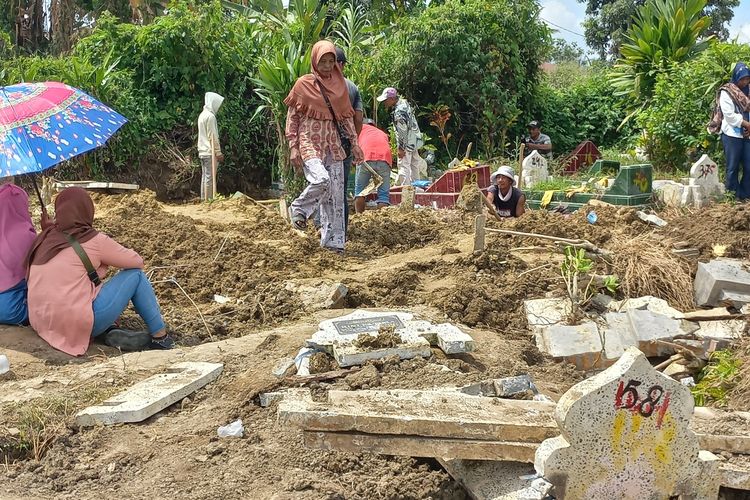Foto: Proses pembongkaran kuburan warga di Jalan Nagahuta, Gang Famili, Kelurahan Setia Negara, Kecamatan Siantar Sitalasari, Kota Pematangsiantar, Sumatera Utara, Kamis (24/10/2024).