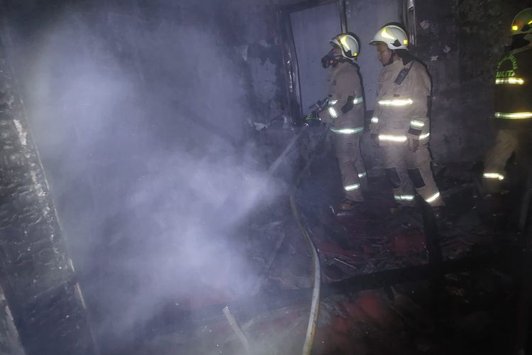 Sedang Tidur Nyenyak, Warga Kelapa Gading Terkejut Rumahnya Kebakaran