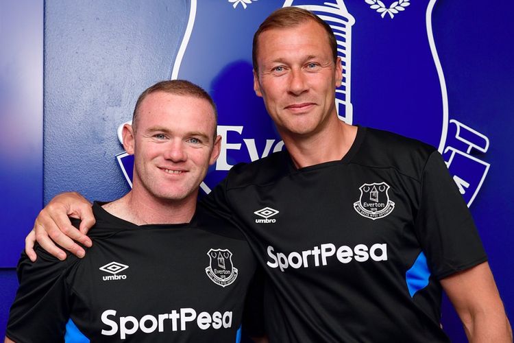 Wayne Rooney dan Duncan Ferguson berpose bersama pada saat perkenalan kembali Rooney sebagai pemain Everton, Minggu (9/7/2017).