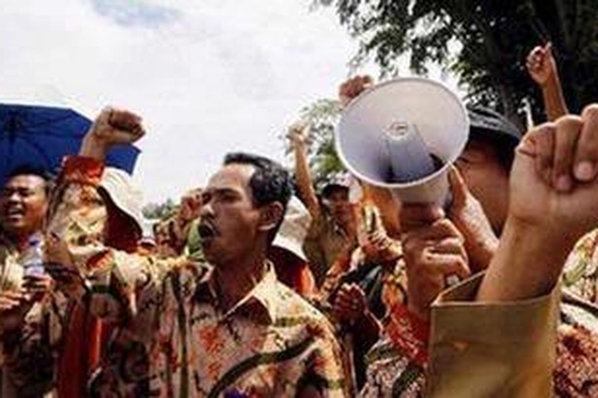 Ilustrasi: Ratusan tenaga honorer yang tergabung dalam Pengurus Dewan Koordinator Honorer se-Indonesia menggelar aksi di depan Istana Merdeka, Jakarta Pusat, Senin (31/1/2011). Mereka mendesak pemerintah segera mengangkat mereka menjadi pegawai negeri sipil tanpa melalui tes.