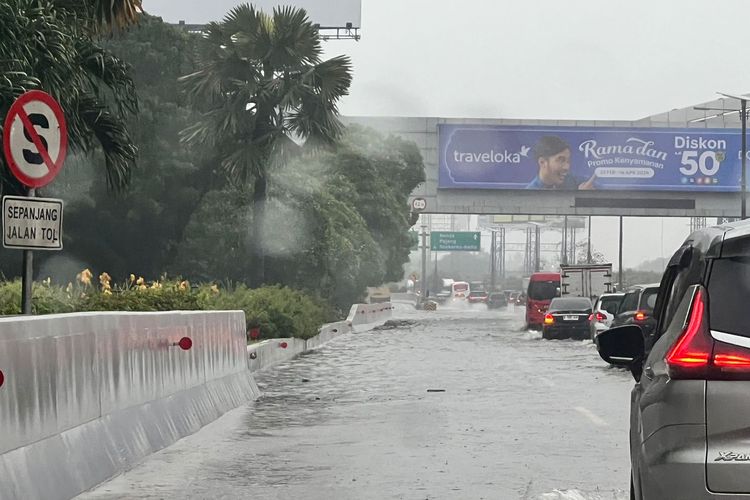 Ada genangan air setinggi 10 cm di ruas jalan tol Sedyatmo arah Bandara Soekarno-Hatta