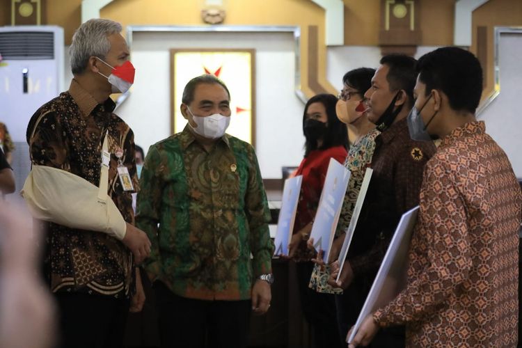 Gubernur Jawa Tengah Ganjar Pranowo saat penyerahan kompensasi kepada KTML, Rabu (9/2/2022)