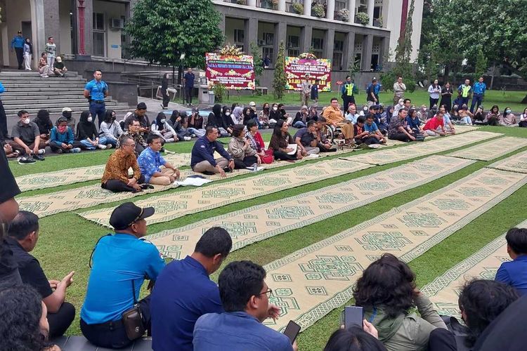 Seminggu Kemah di Balairung UGM: Mahasiswa Sampaikan 9 Tuntutan, Mobil Rektor Dikejar Usai Dialog