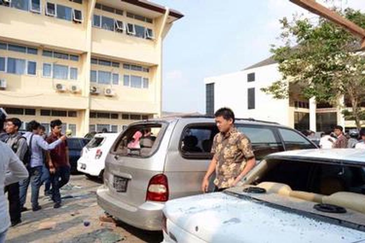 Tawuran di Kampus Unila, Bandar Lampung, Rabu (21/9/2011) sore, membuat kaca sejumlah mobil pecah.