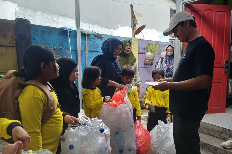 Bukan dengan Uang, Murid PAUD di Koja Jakut 