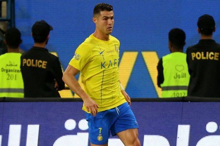 Penyerang Al Nassr, Cristiano Ronaldo, tengah membawa bola dalam lanjutan Liga Arab Saudi antara Al Nassr vs Al Ittihad di Stadion Riyadh pada 27 Mei 2024.