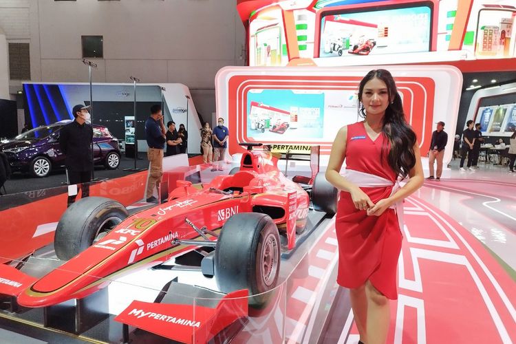 Monica (27), seorang usher yang bertugas di Indonesia International Motor Show (IIMS) 2023. (KOMPAS.com/XENA OLIVIA)