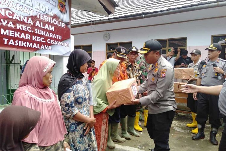 Kepala Polres Tasikmalaya Kota AKBP Anom Karibianto memimpin pemberian logistik secara langsung kepada ratusan warga terisolir akibat bencana longsor di Desa Santanamekar Kecamatan Cisayong Kabupaten Tasikmalaya, Kamis (5/3/2020).