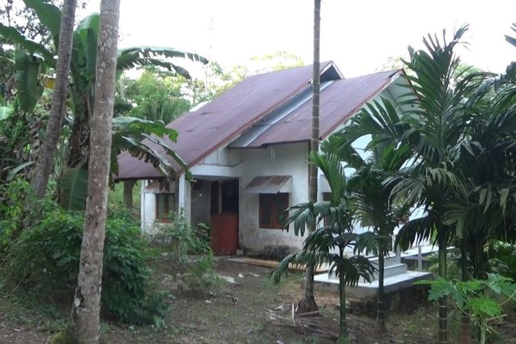 Bangunan Puskesmas Pembantu yang dibangun pemerintah kini terbengkalai dan tidak pernah di pergunakan untuk layanan kesehatan masyarakat Desa Hiliaurifa Hilisimaetano, Kecamatan Maniamolo, Kabupaten Nias Selatan, Sumatera Utara.