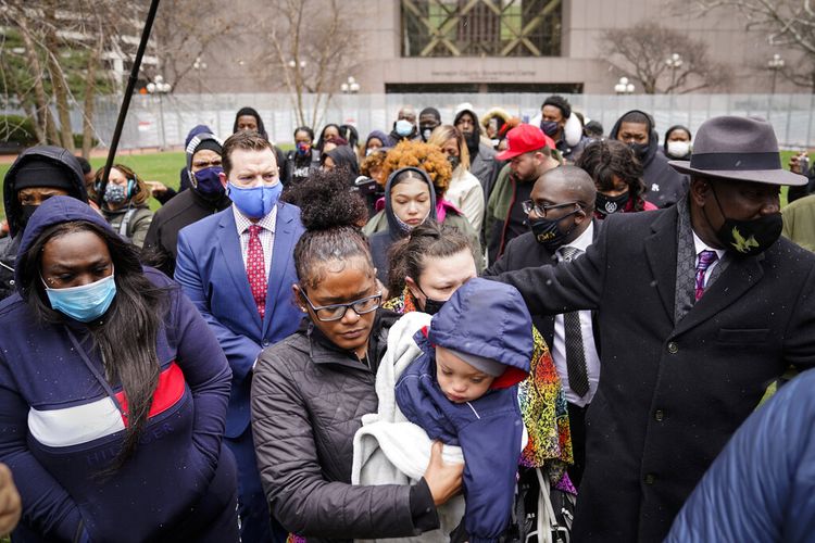 Chyna Whitaker (tengah) menggendong putranya, Daunte Jr, saat dia berjalan ke mikrofon untuk berbicara selama konferensi pers, Selasa (13/4/2021), di Minneapolis. Suami Chyna, Daunte Wright (20), ditembak mati oleh polisi pada Minggu (11/4/2021) di Brooklyn Center, Minneapolis. 