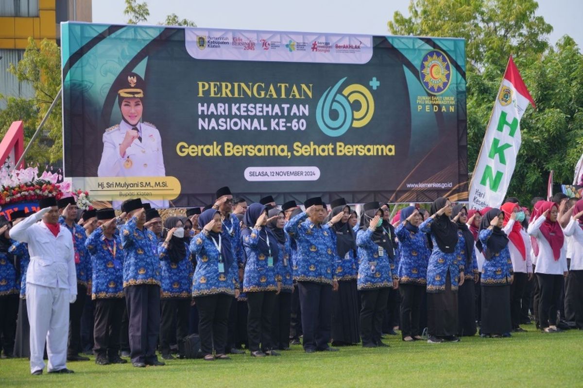 Pemerintah Kabupaten (Pemkab) Klaten menggelar upacara Hari Kesehatan Nasional (HKN) Ke-60 di halaman Pendopo Ageng Kabupaten Klaten, Jawa Tengah, Selasa (12/11/2024).