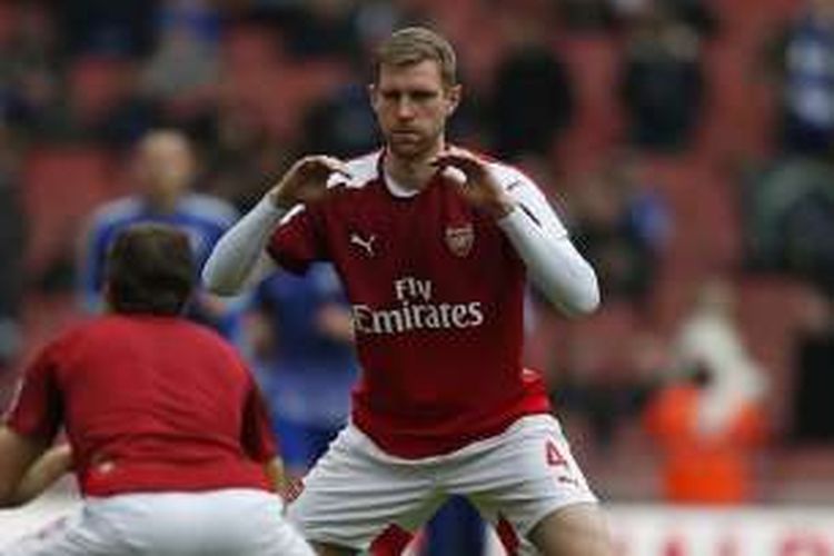 Bek Arsenal asal Jerman, Per Mertesacker, melakukan pemanasan jelang laga Premier League kontra Chelsea di Stadion Emirates, 24 Januari 2016.