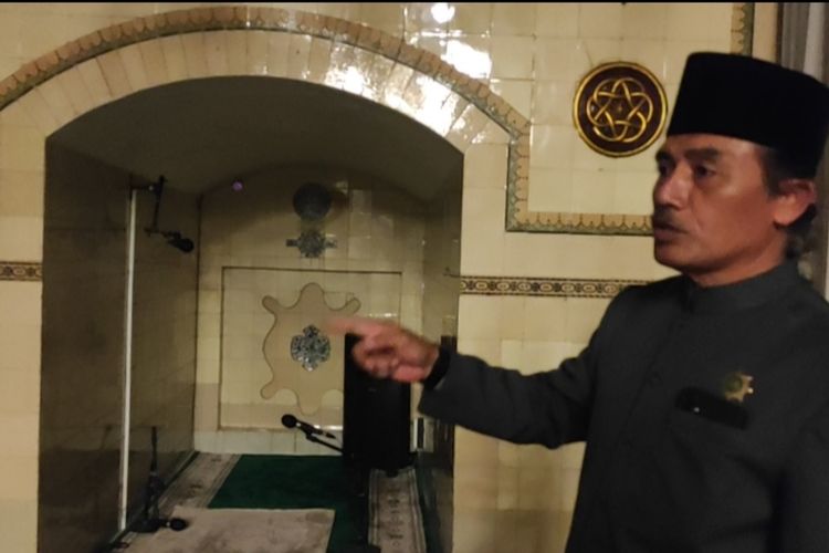Faturohman menunjukkan bagian dalam Masjid Agung Demak, Minggu (24/3/2024) malam. (KOMPAS.COM/NUR ZAIDI)