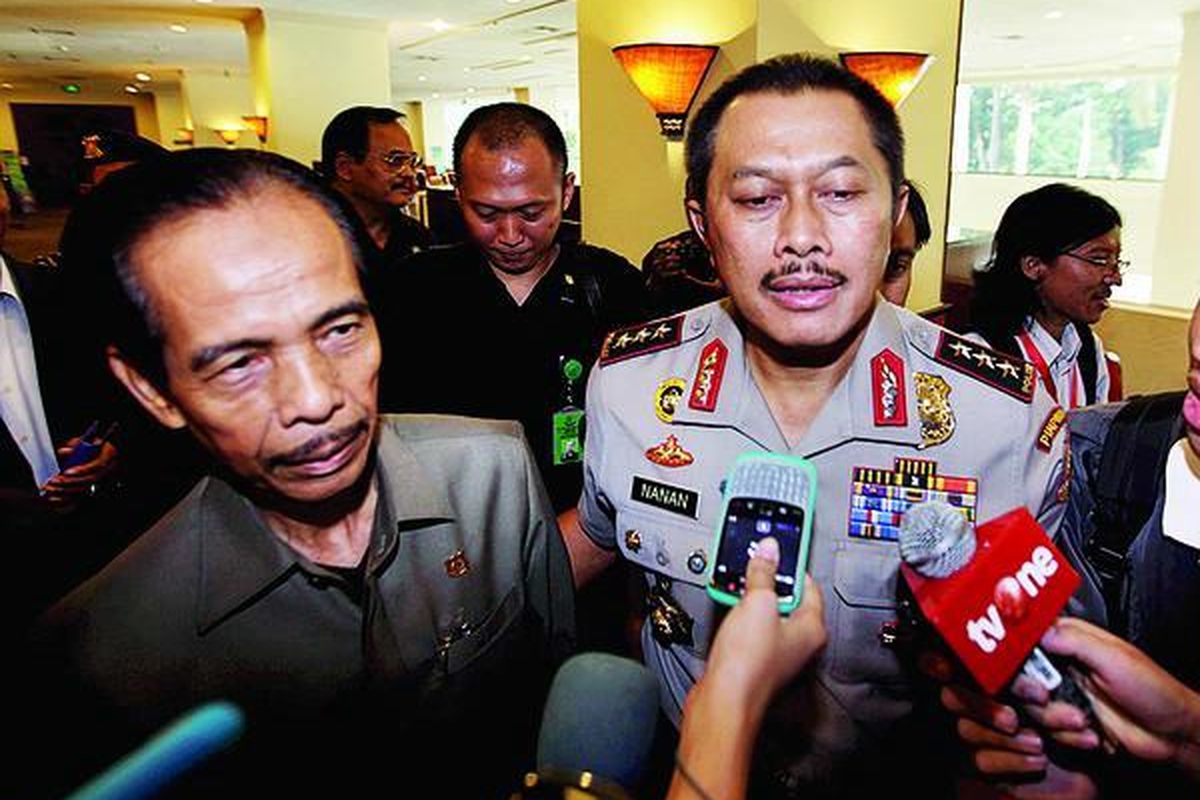 Wakil Kepala Polri Komisaris Jenderal Nanan Sukarna (kanan) dan Wakil Jaksa Agung Darmono menghadiri seminar  tindak pidana korupsi, Kamis (11/10) di Jakarta.  Nanan Sukarna menyampaikan rencana Polri meninjau ulang kasus penyidik Polri yang ditempatkan di KPK, Komisaris Novel Baswedan,  yang diduga terkait penembakan tersangka pencuri burung walet tahun 2004.