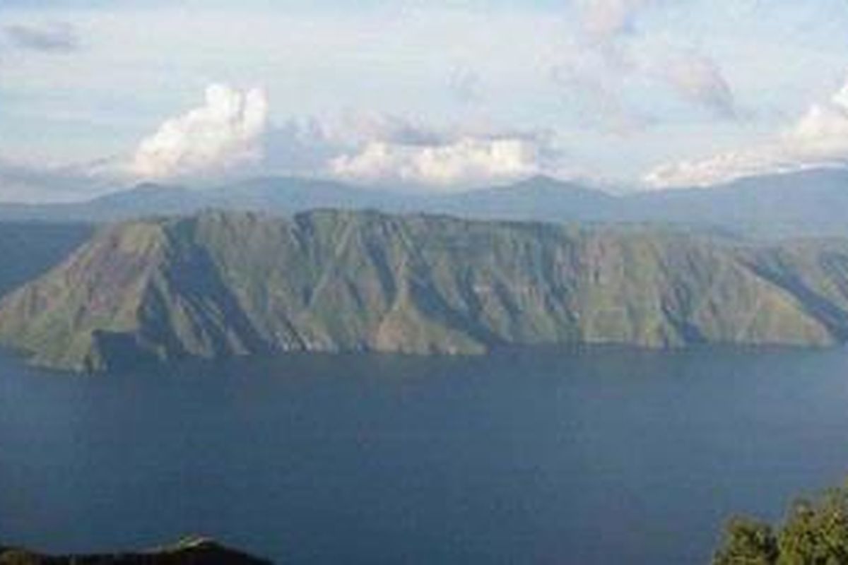 Danau Toba adalah kaldera yang terbentuk akibat letusan raksasa 74.000 tahun lalu.