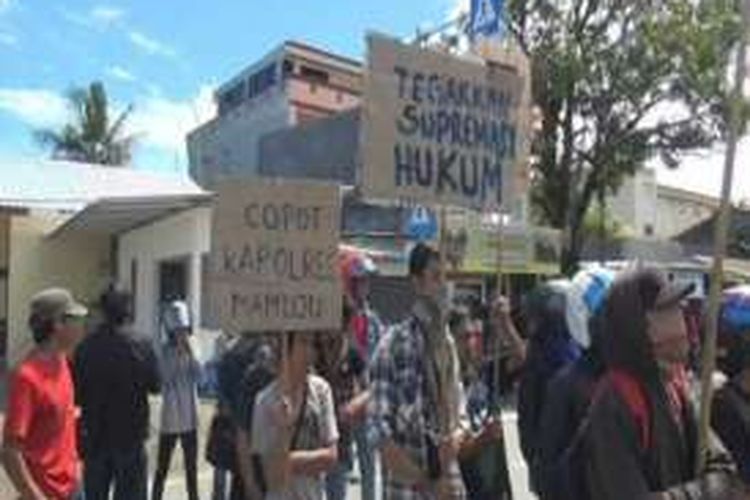 Puluhan mahasiswa di Mamuju, Sulawesi Barat, Minggu 922/5/2016), memprotes penganiayaan dilakukan anggota Polres Mamuju.