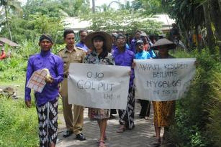 Kelompok Panitia Pemungutan Suara (KPPS),  Dusun Grogolan, Desa Dukun,  Kecamatan Dukun, Kabupaten Magelang, keliling kampung untuk menyerukan anti golput pada Pileg 9 April 2014 besok.