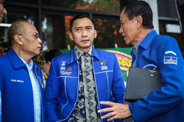 Edhie Baskoro Yudhoyono (tengah) tiba di kantor DPP Partai Demokrat, di Menteng, Jakarta Pusat, Rabu (13/9/2017). Ketua Umum Partai Demokrat Susilo Bambang Yudhoyono menyatakan, partainya menolak upaya pelemahan terhadap Komisi Pemberantasan Korupsi (KPK).