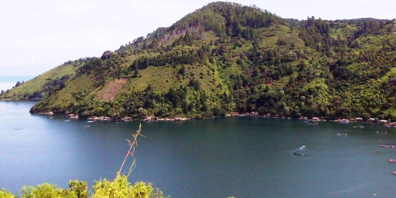 Sangat disayangkan jika sedang berada di Kota Medan atau Sumatera Utara, tak mampir ke Danau Toba, danau yang cantik ini.