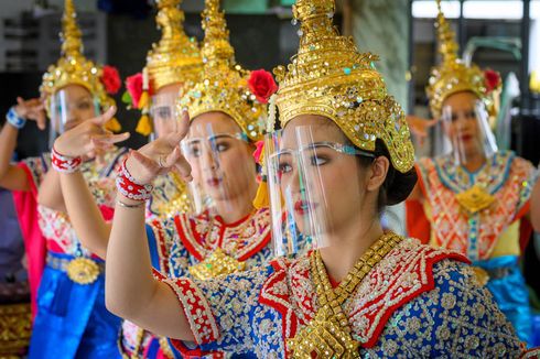 New Normal, Penari Tradisional di Thailand Pakai Penutup Wajah
