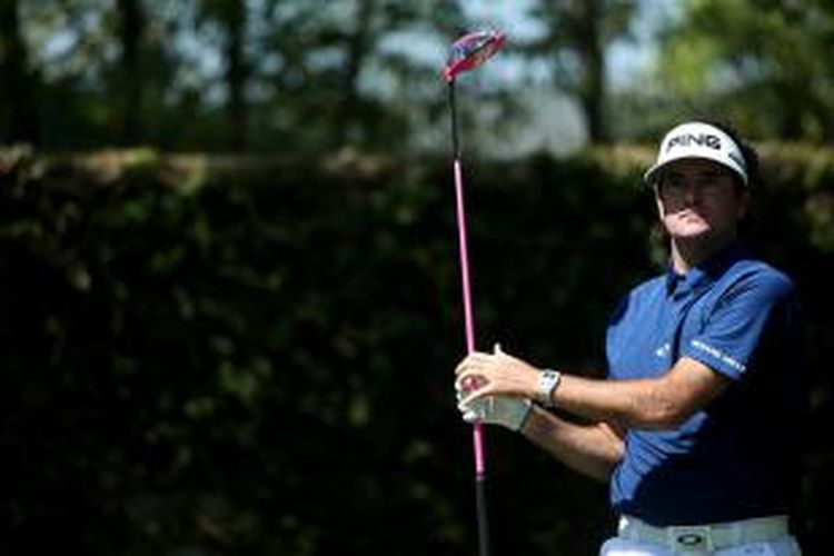 Pegolf Amerika Serikat Bubba Watson melihat hasil pukulan tee-nya pada hole kedua putaran ketiga The Masters yang berlangsung di Augusta National Golf Club, Sabtu (12/4/2014).