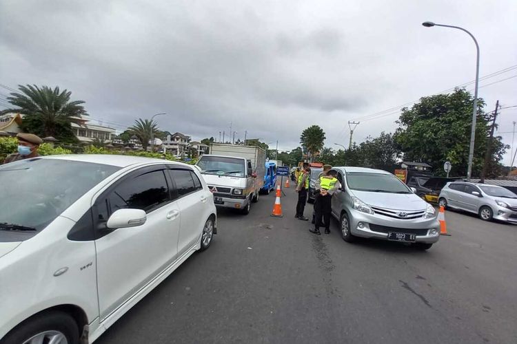 Sejumlah petugas gabungan nampak memutarbalikkan kendaraan yang tidak membawa bukti surat rapid antigen di Simpang Gadog, Puncak Bogor, Jawa Barat, Kamis (11/3/2021).