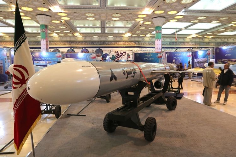 Penampakan rudal jelajah terbaru Iran, Hoveizeh, yang dipamerkan dalam pameran persenjataan di Teheran, Sabtu (2/2/2019).