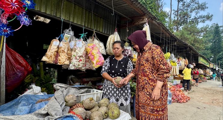 Kunjungi Trawas, Mojokerto, Risma Dengarkan Keluh Kesah Pedagang dan Masyarakat