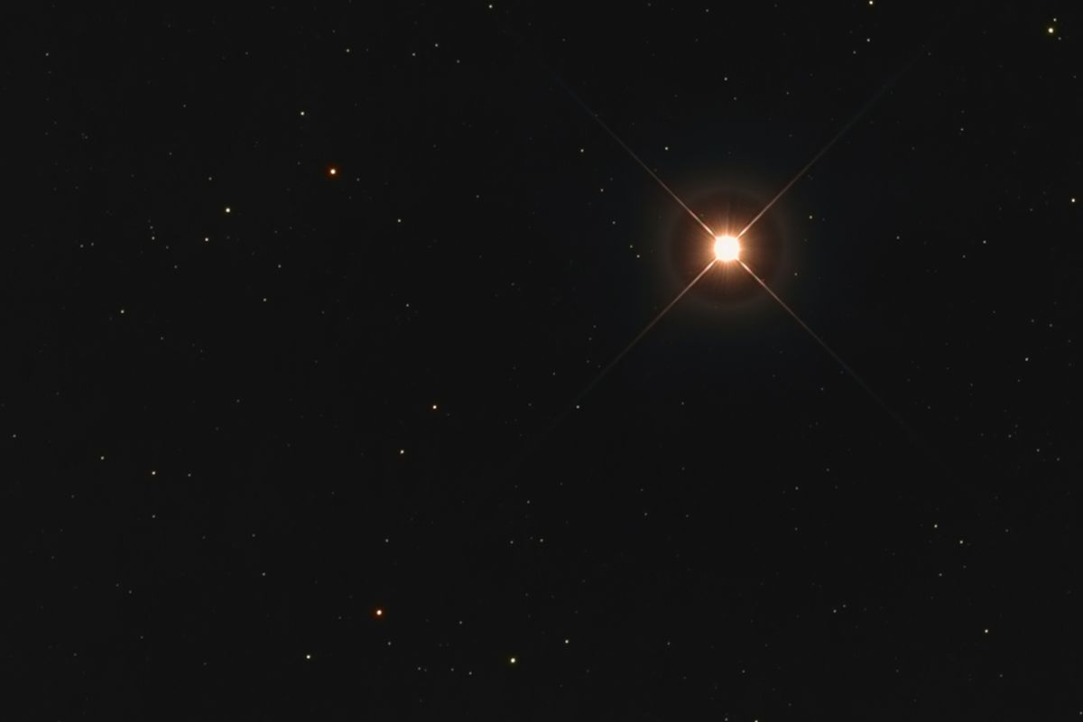 Bintang oranye terang bernama Antares atau Alpha Scorpio di konstelasi Scorpius diambil dengan kamera CCD dan teleskop jarak fokus sedang. 23 Desember akan berkonjungsi dengan Venus
