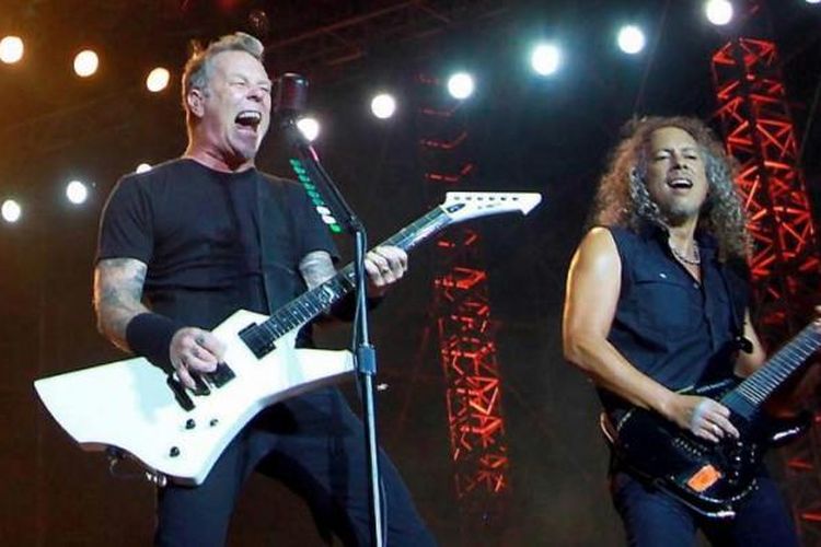 Vokalis sekaligus gitaris Metallica, James Hetfield (kiri), bersama sang gitaris Kirk Hammett, menghentak Jakarta dalam konsernya di Stadion Utama Gelora Bung Karno, Senayan, Jakarta Pusat, Minggu (25/8/2013) malam.