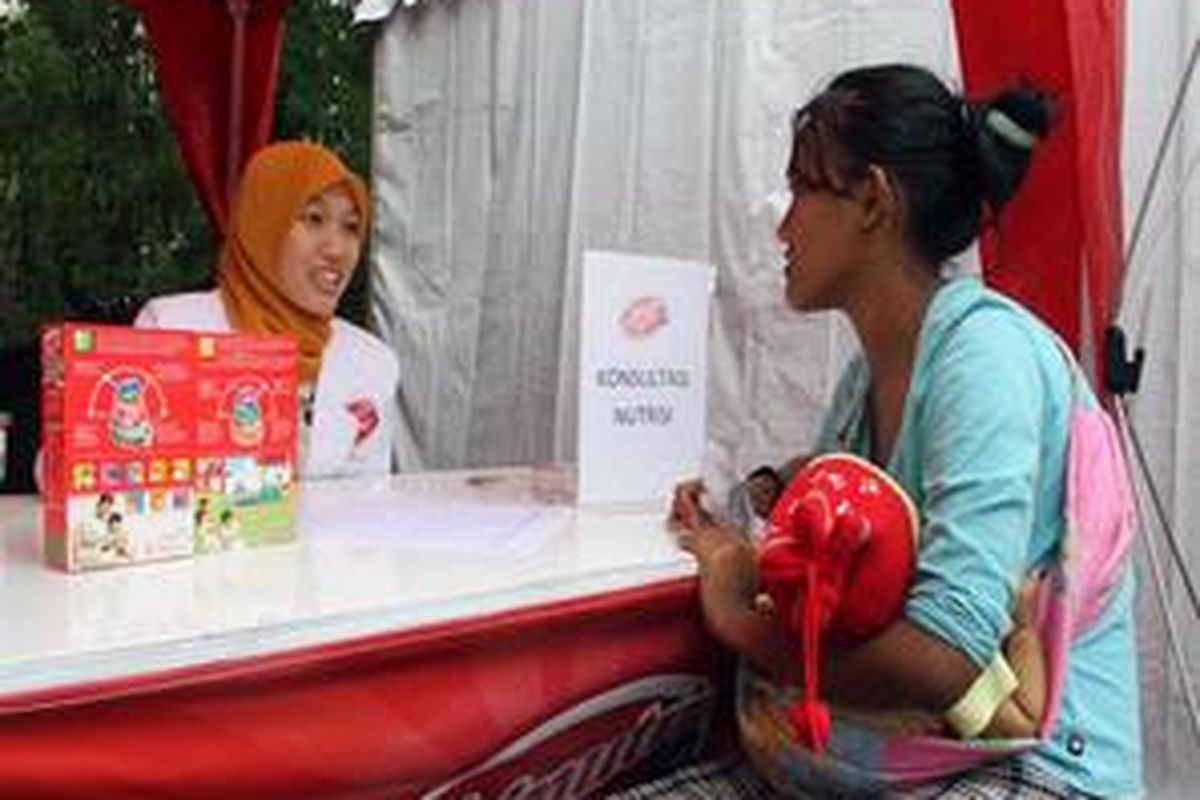 Salah satu bentuk aktivitas di Posyandu dalam memberikan edukasi nutrisi dan pemahaman kepada masyarakat tentang kesehatan ibu dan anak.