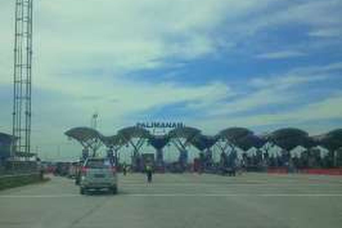 Gerbang Tol Palimanan. Gambar diambil pada Kamis, (16/6/2016).