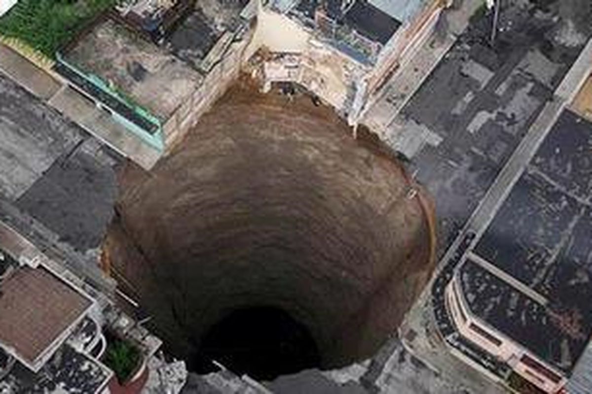 Foto yang diterbitkan pemerintah Guatemala memperlihatkan lobang yang terbentuk di perempatan jalan setelah daerah itu dihantam badai Agatha.